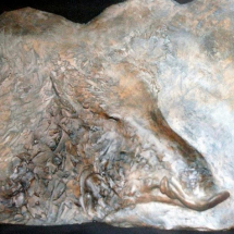 Bas relief sanglier terre cuite patinée (34cmx30cm)